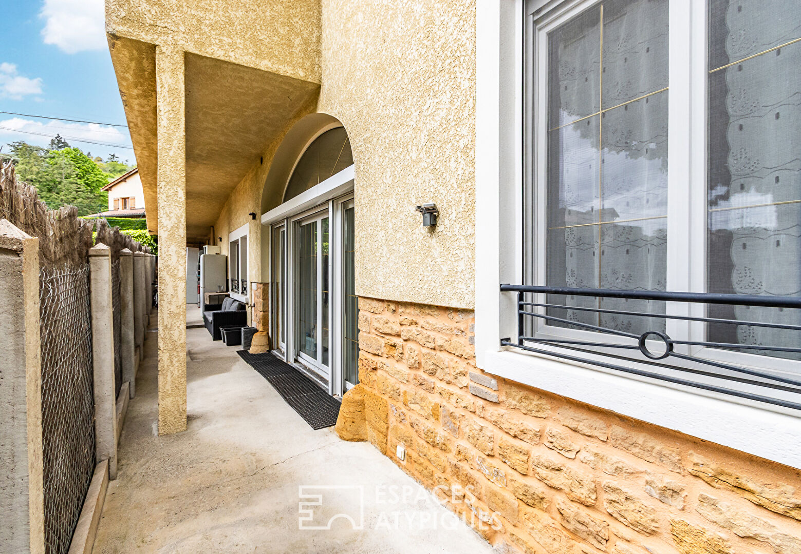 Appartement en rez-de-chaussée avec terrasse, stationnement et garage