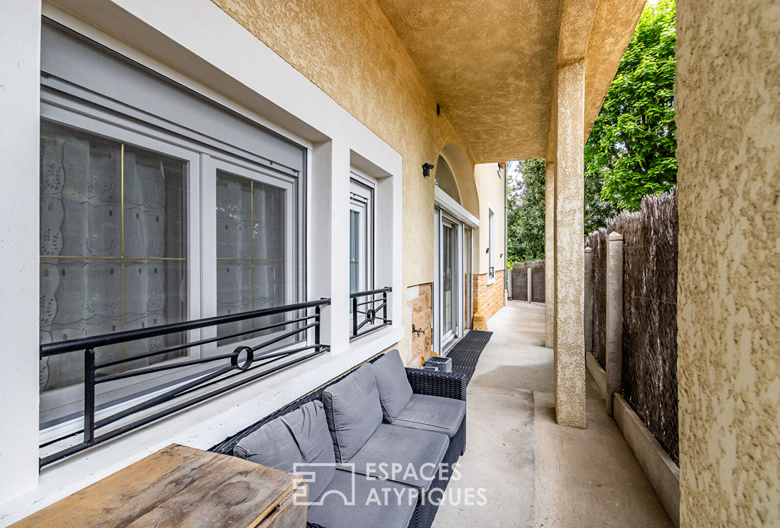 Appartement en rez-de-chaussée avec terrasse, stationnement et garage