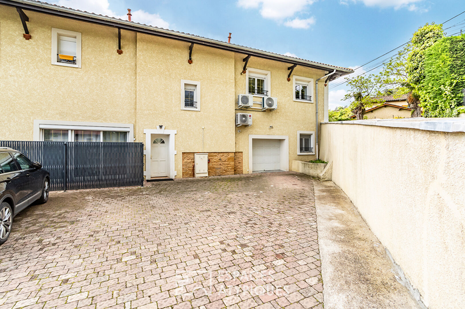 Appartement en rez-de-chaussée avec terrasse, stationnement et garage