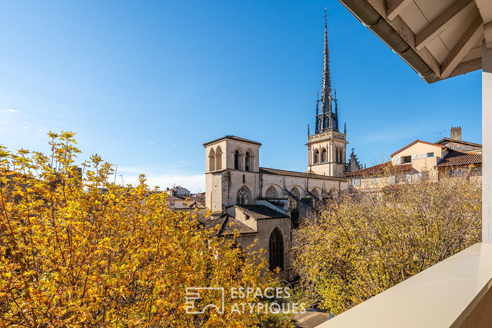 Appartement rénové avec terrasse et garage