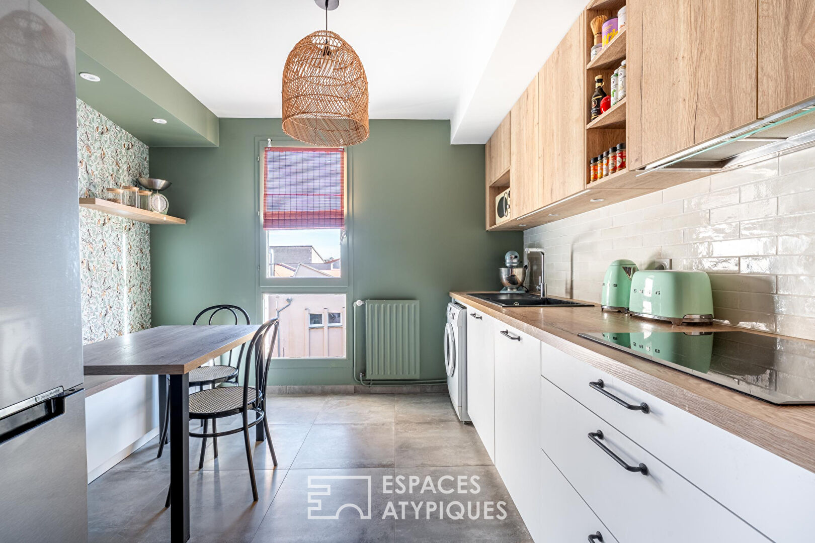 Appartement rénové avec terrasse et garage