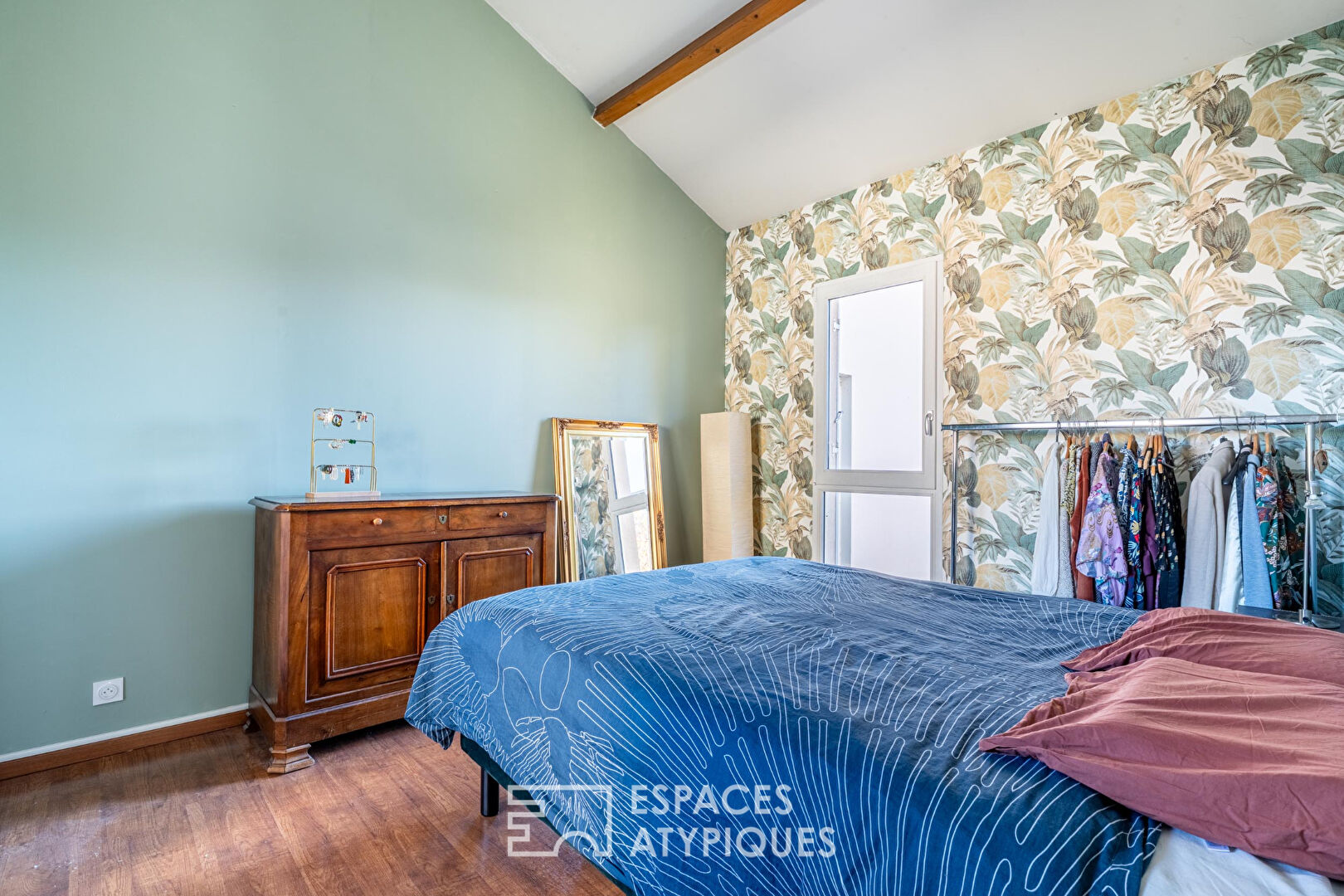 Appartement rénové avec terrasse et garage