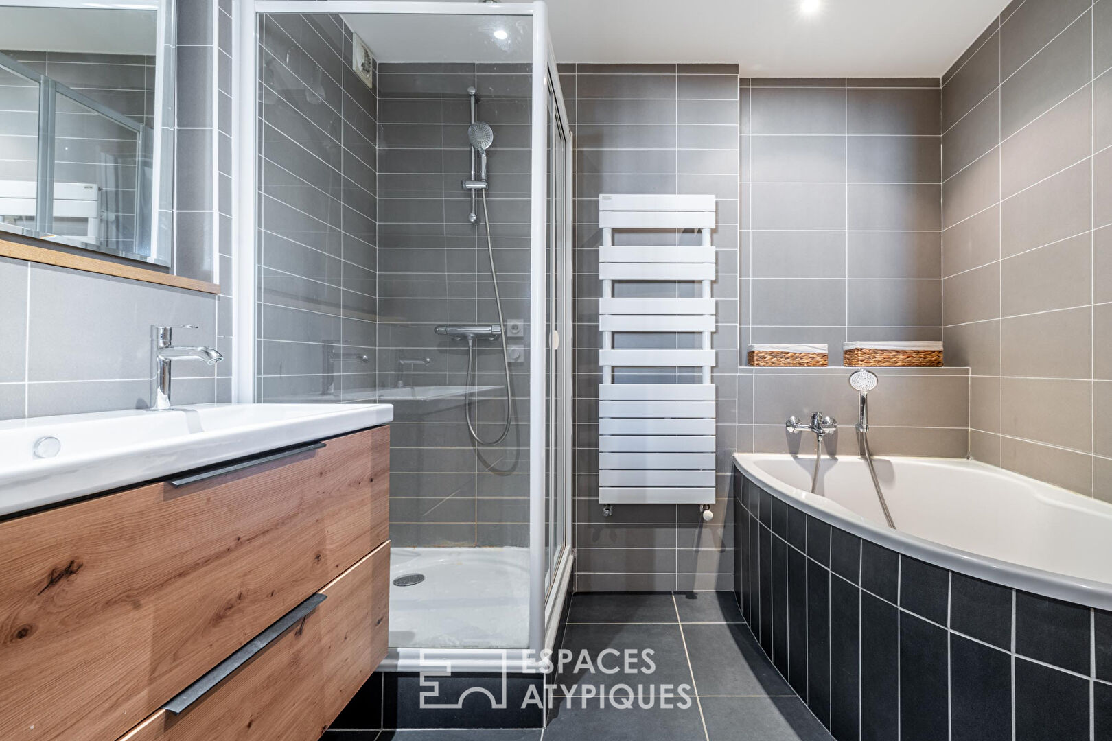 Appartement rénové avec terrasse et garage