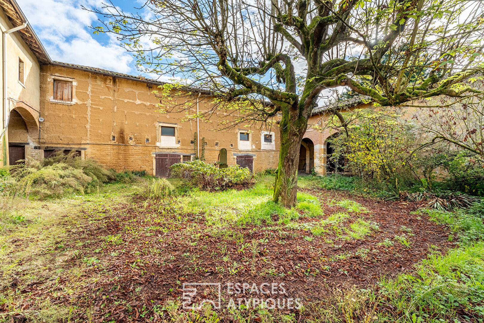 Plateau brut en Duplex à réinventer avec jardin à Jassans-Riottier