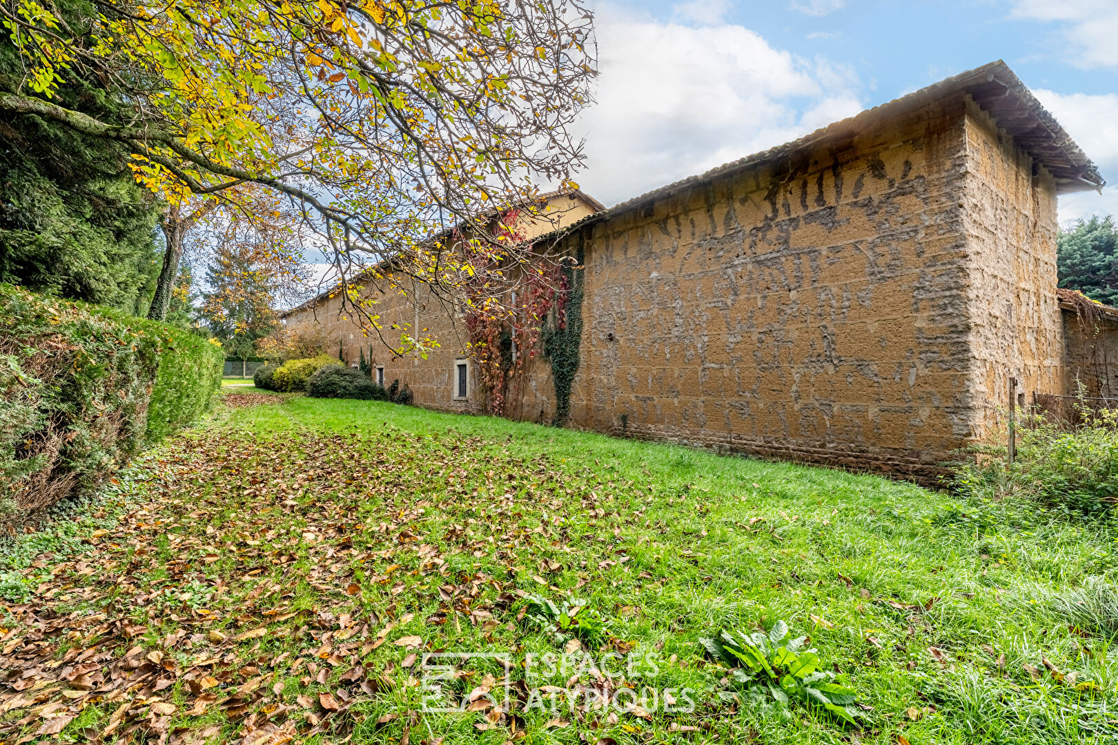Plateau brut en Duplex à réinventer avec jardin à Jassans-Riottier
