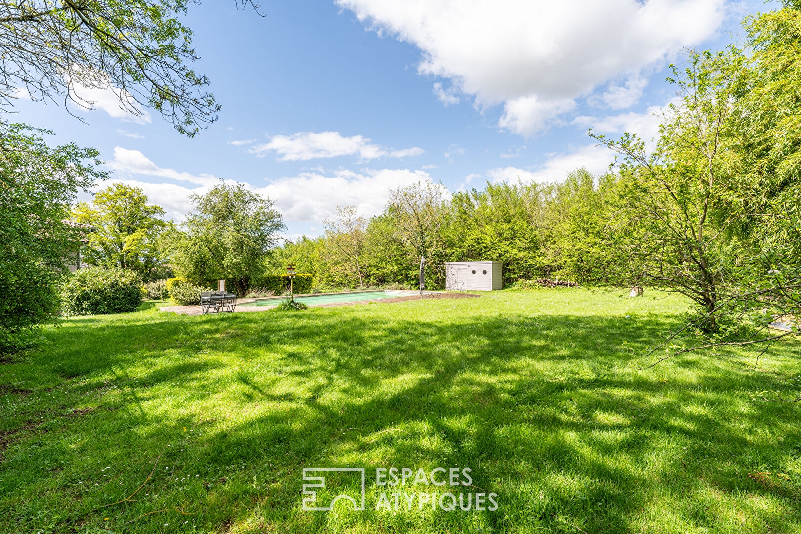 Propriété de caractère avec son parc arboré, piscine et gîte indépendant à Messimy-sur-Saône