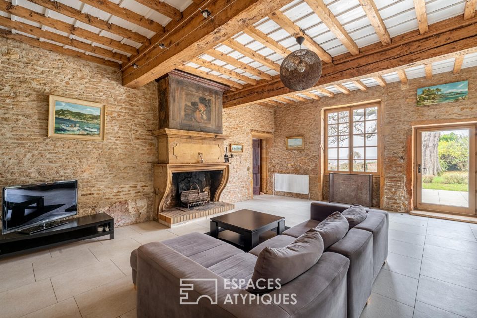 Maison en pierres dorées dans un château avec vue Mont-Blanc