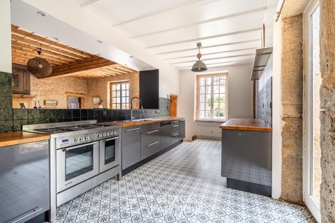 Maison en pierres dorées dans un château avec vue Mont-Blanc