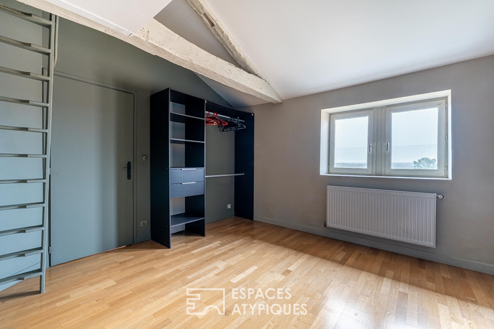 Maison en pierres dorées dans un château avec vue Mont-Blanc