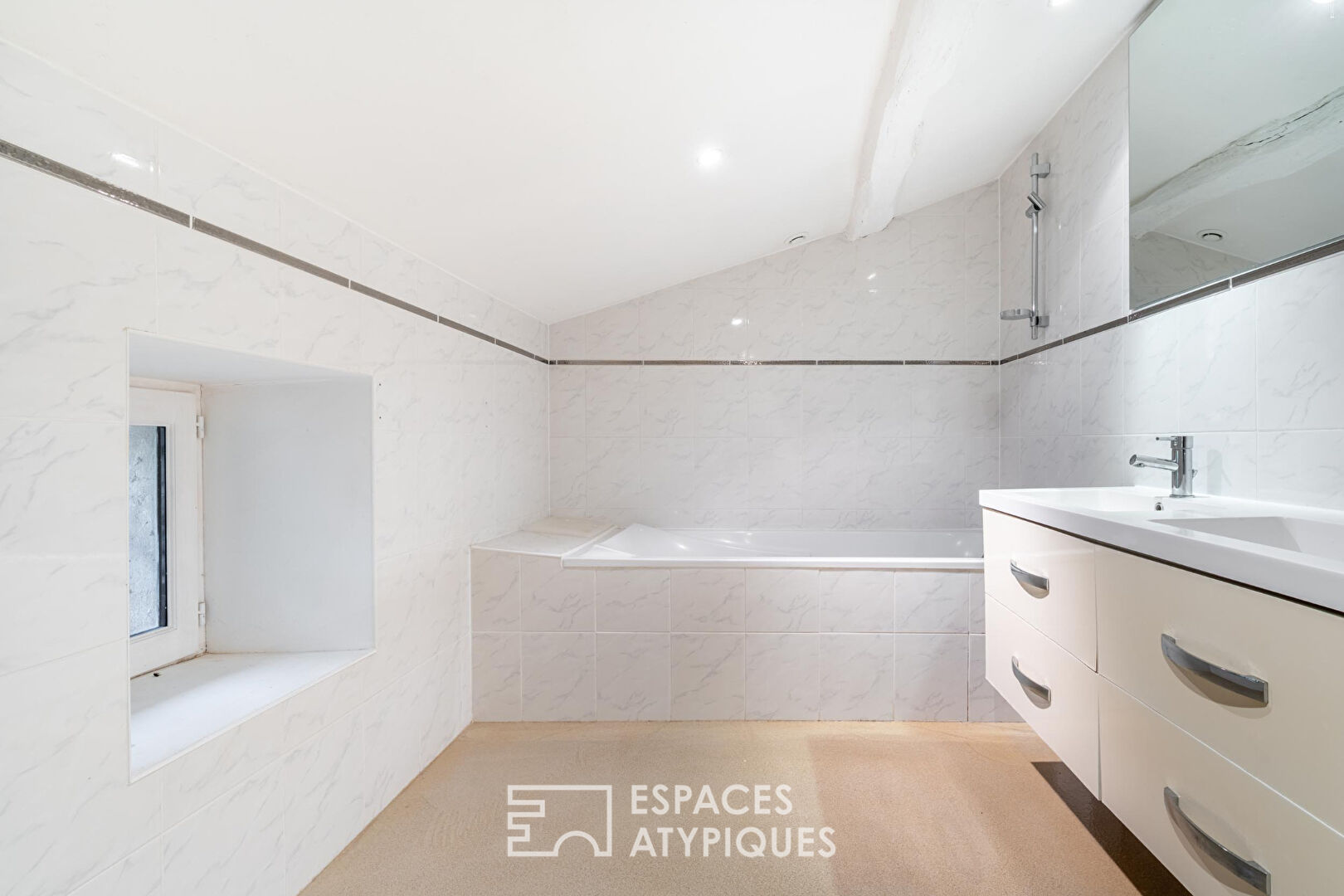 Maison en pierres dorées dans un château avec vue Mont-Blanc