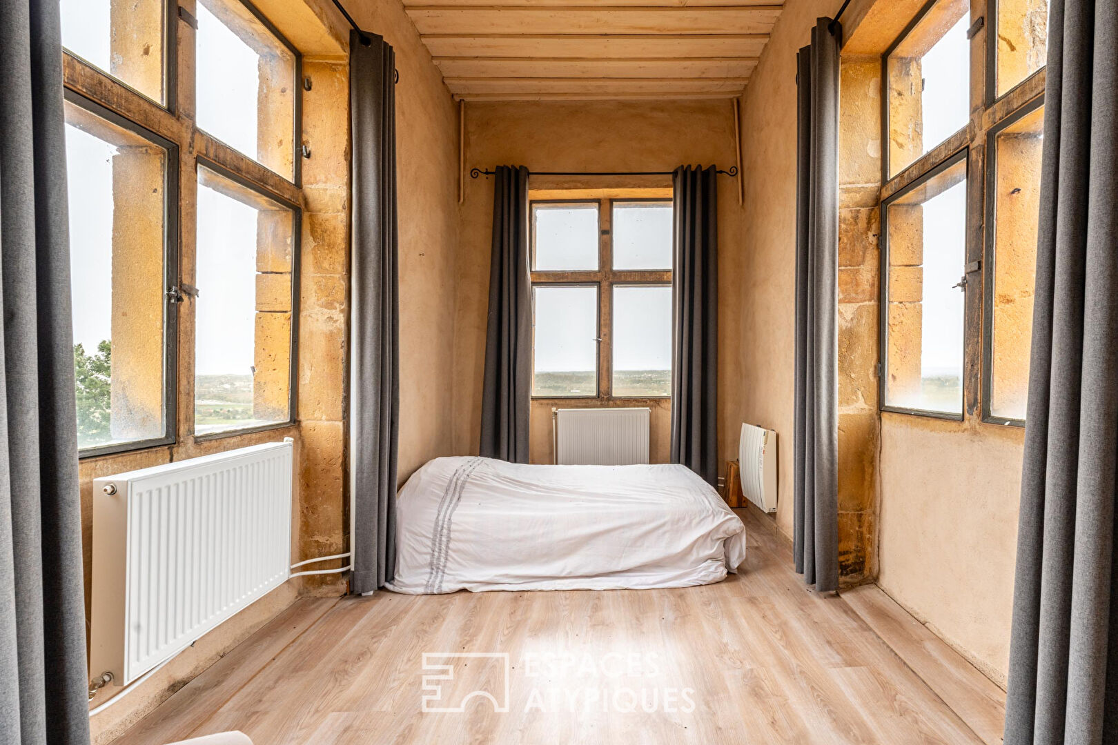 Maison en pierres dorées dans un château avec vue Mont-Blanc