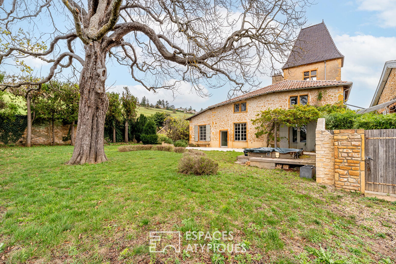 Maison en pierres dorées dans un château avec vue Mont-Blanc