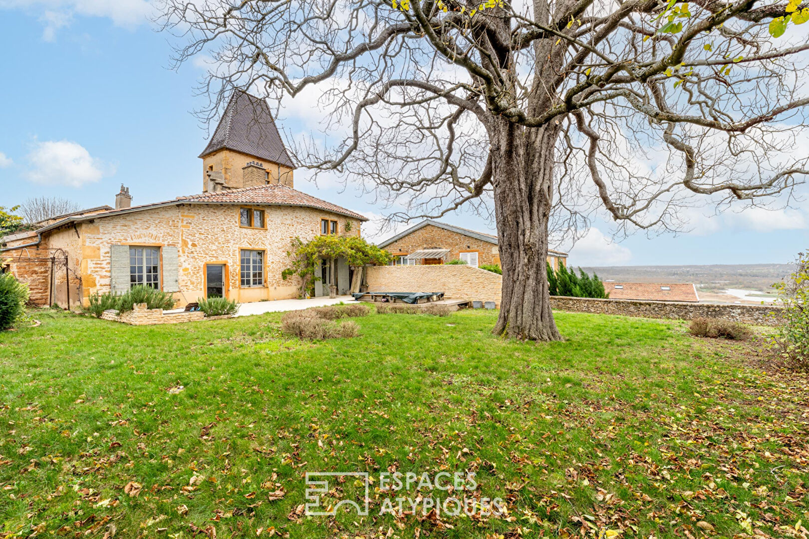 Maison en pierres dorées dans un château avec vue Mont-Blanc