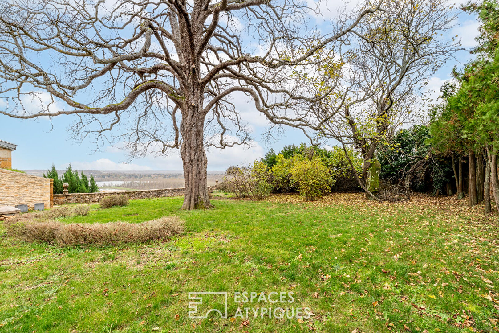 Maison en pierres dorées dans un château avec vue Mont-Blanc