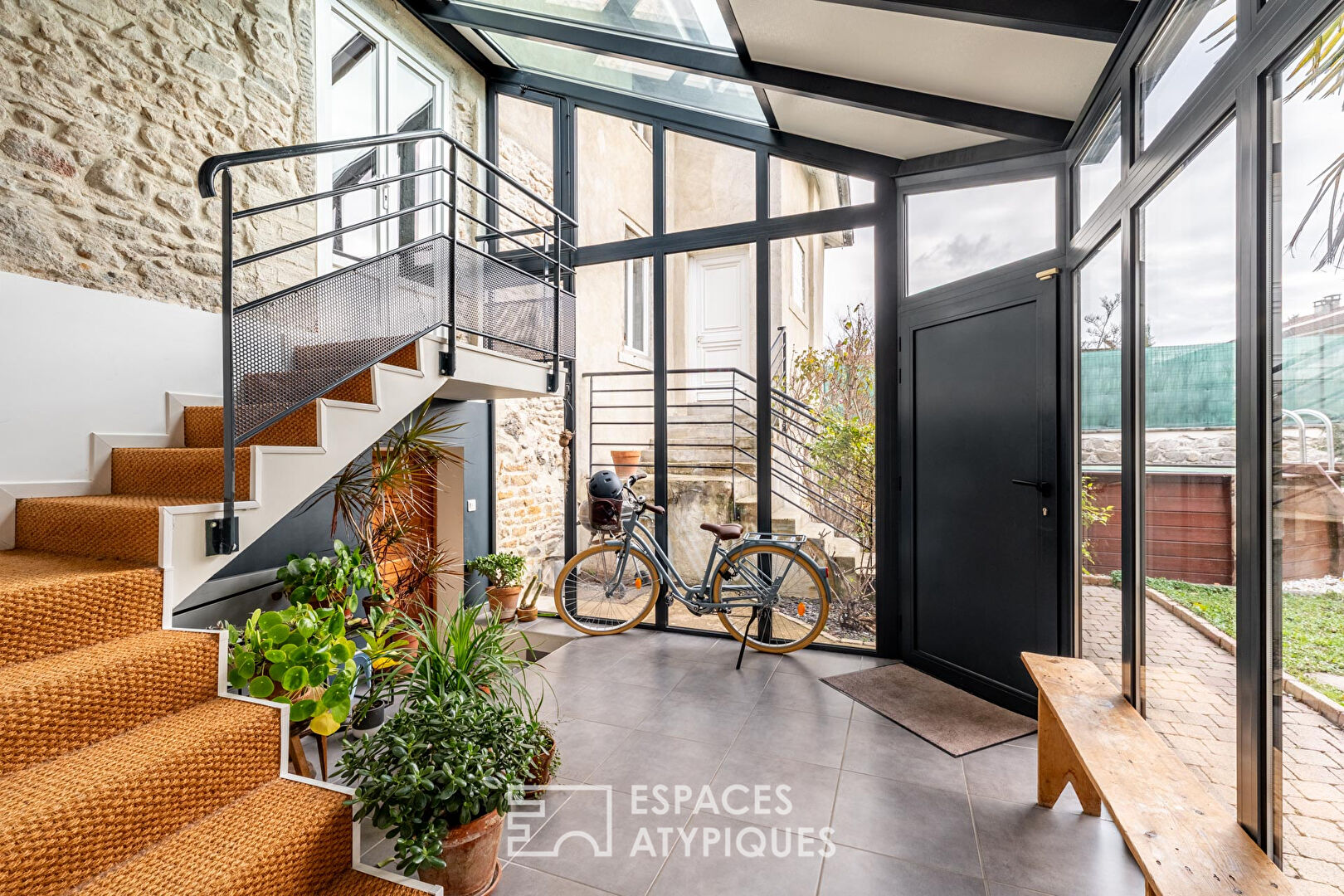 Maison de caractère avec véranda cathédrale et jardin intimiste