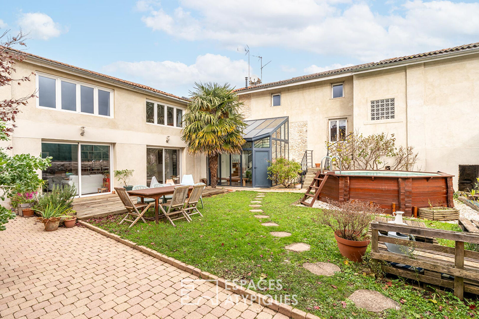 Maison de caractère avec véranda cathédrale et jardin intimiste