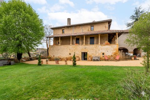 Propriété d’Exception en pierres dorées avec Gîtes, Chambres d’Hôtes et Vignes