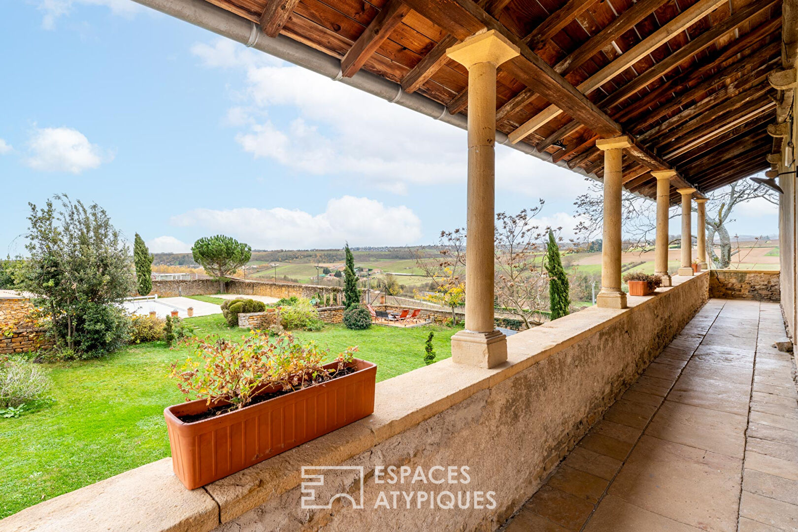 Propriété d’Exception en pierres dorées avec Gîtes, Chambres d’Hôtes et Vignes