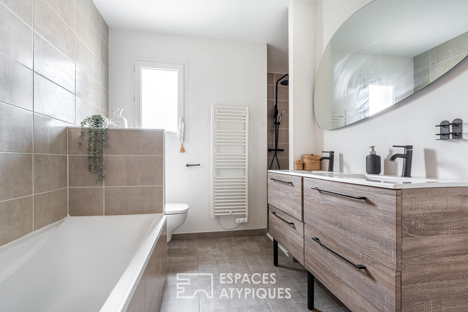 Charmante maison avec terrasse et piscine au coeur des Cheres