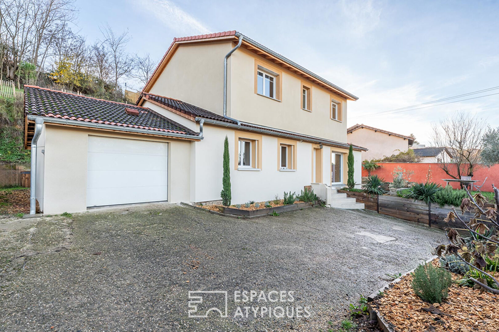 Maison Familiale rénovée sur les hauteurs de Neuville sur Saône