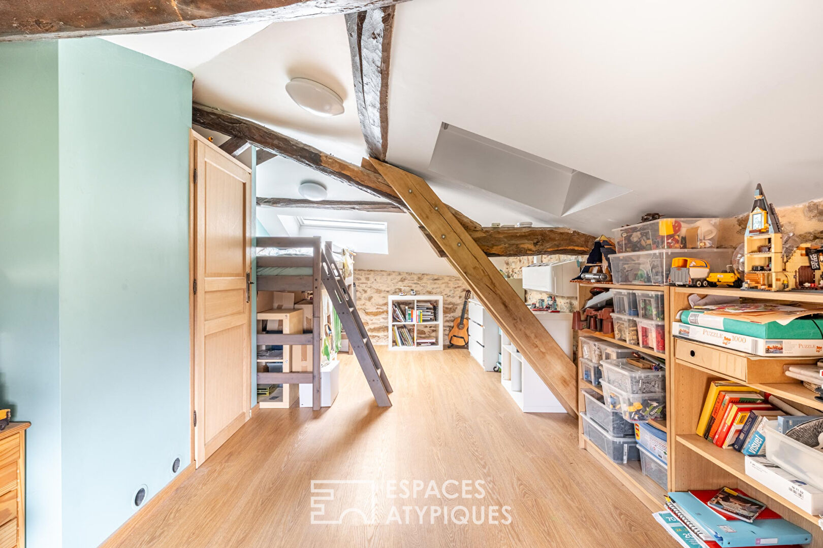 Maison en pierres dorées avec vue plein Sud