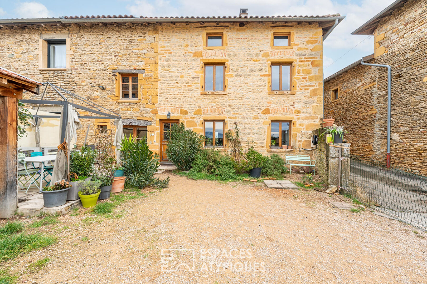 Maison en pierres dorées avec vue plein Sud
