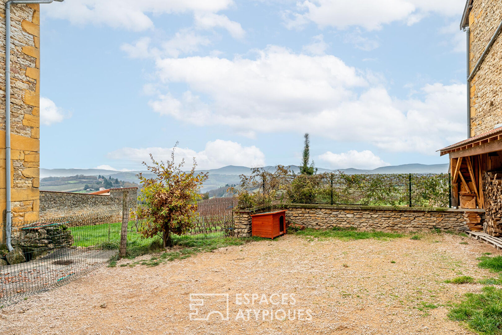 Maison en pierres dorées avec vue plein Sud