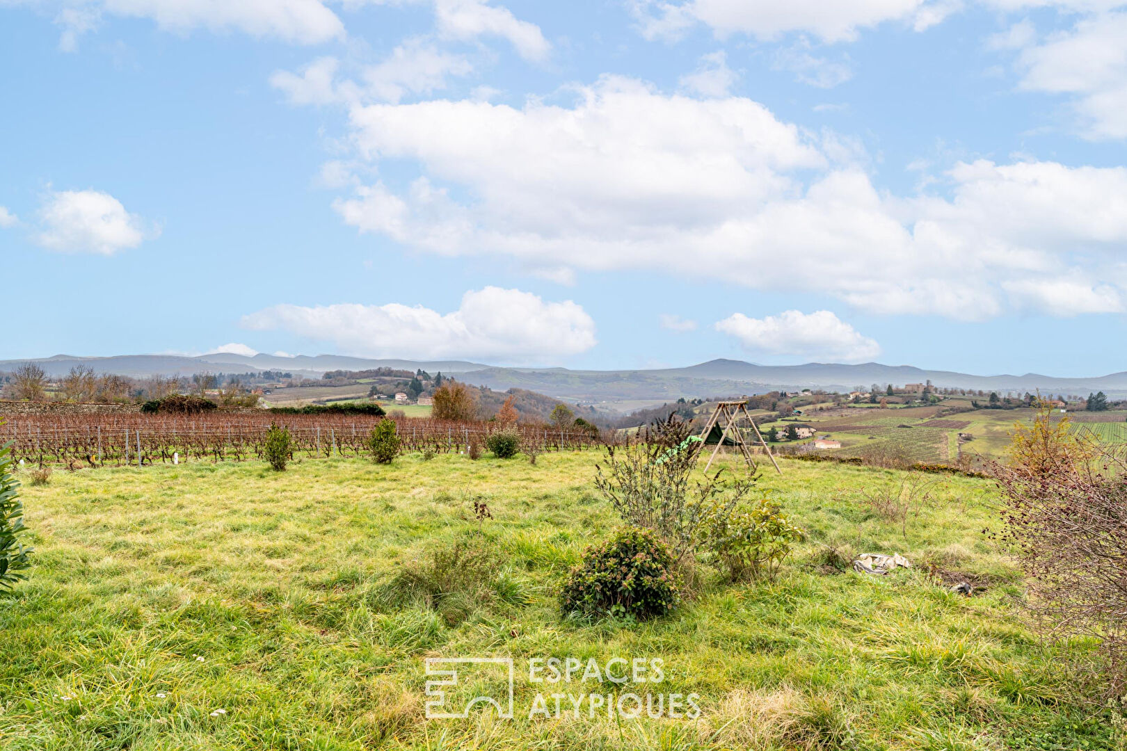 Maison en pierres dorées avec vue plein Sud