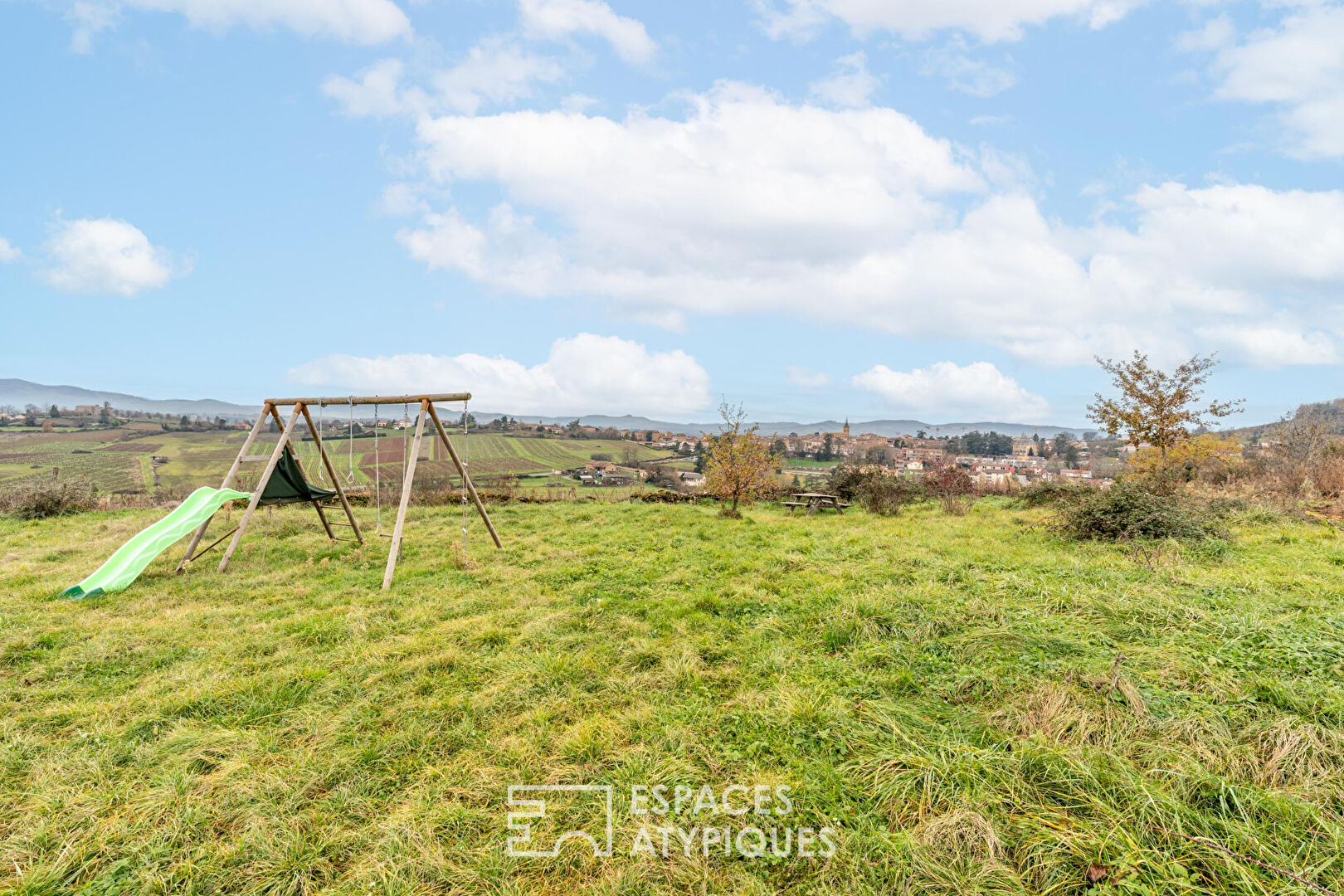Maison en pierres dorées avec vue plein Sud