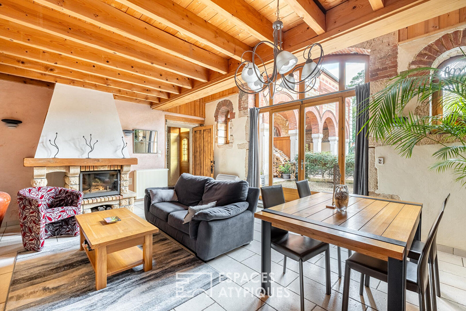 Bâtisse de charme avec jardin et terrasse – Anciennes écuries du XIXe siècle