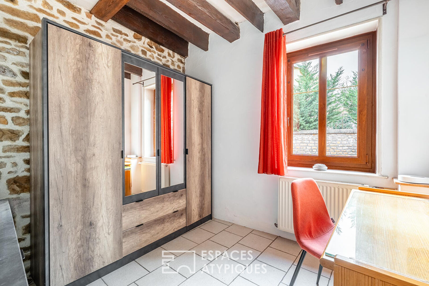 Bâtisse de charme avec jardin et terrasse – Anciennes écuries du XIXe siècle