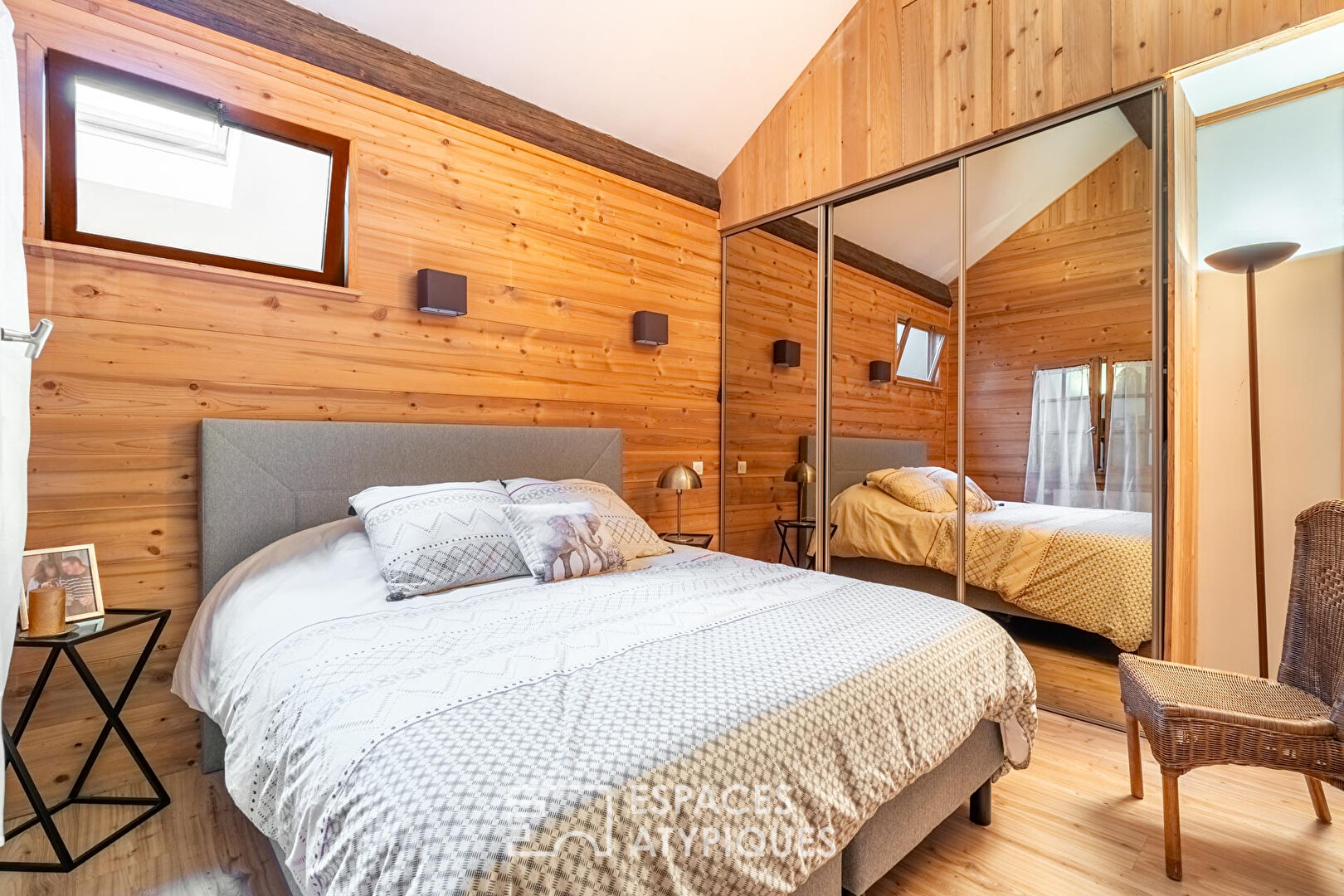 Bâtisse de charme avec jardin et terrasse – Anciennes écuries du XIXe siècle