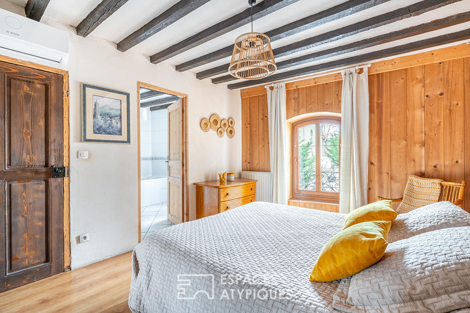 Bâtisse de charme avec jardin et terrasse – Anciennes écuries du XIXe siècle