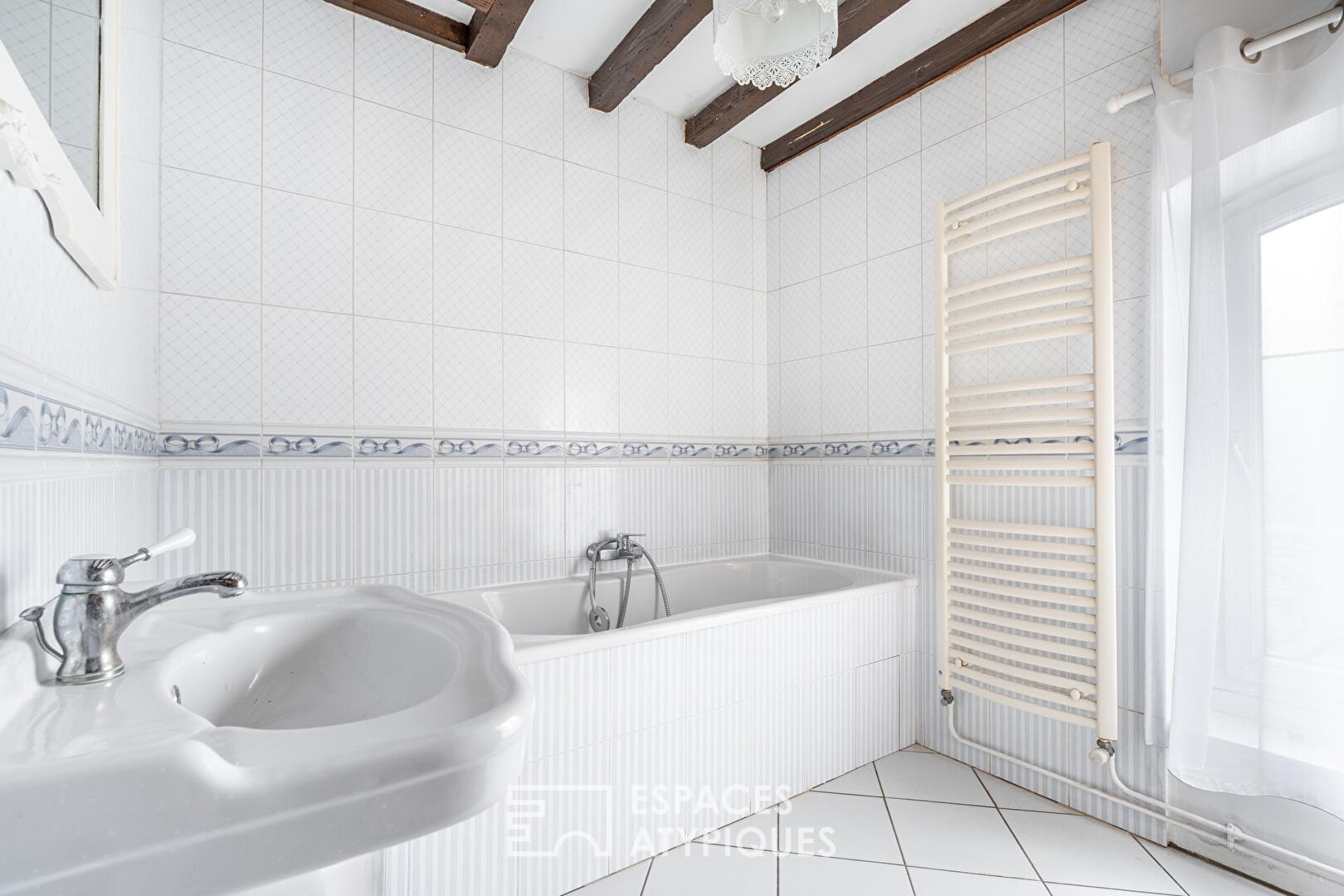 Bâtisse de charme avec jardin et terrasse – Anciennes écuries du XIXe siècle