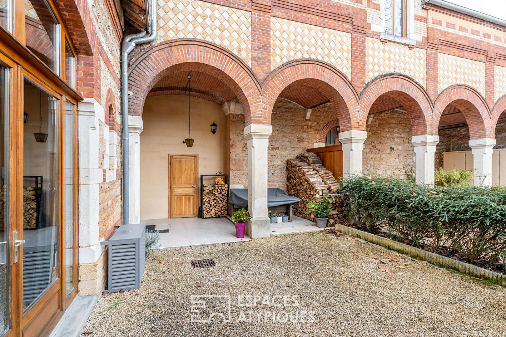 Bâtisse de charme avec jardin et terrasse – Anciennes écuries du XIXe siècle