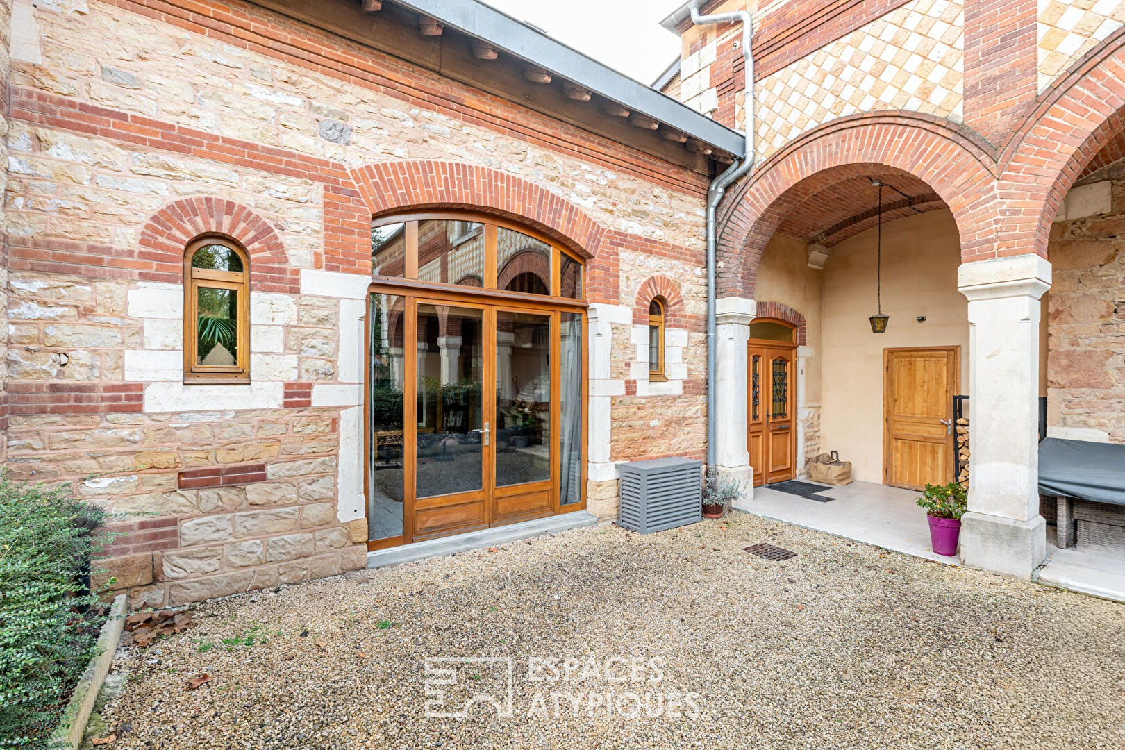 Bâtisse de charme avec jardin et terrasse – Anciennes écuries du XIXe siècle