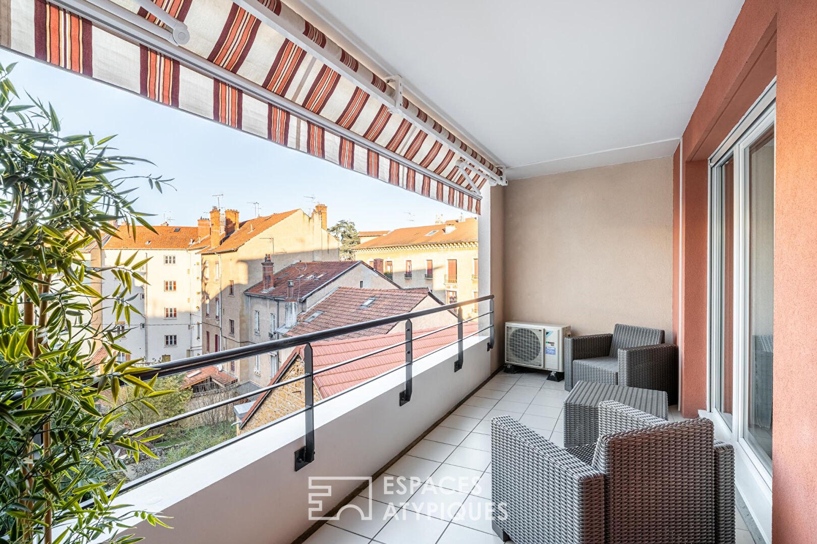 Appartement sur la Place du Promenoir avec garage double et terrasse
