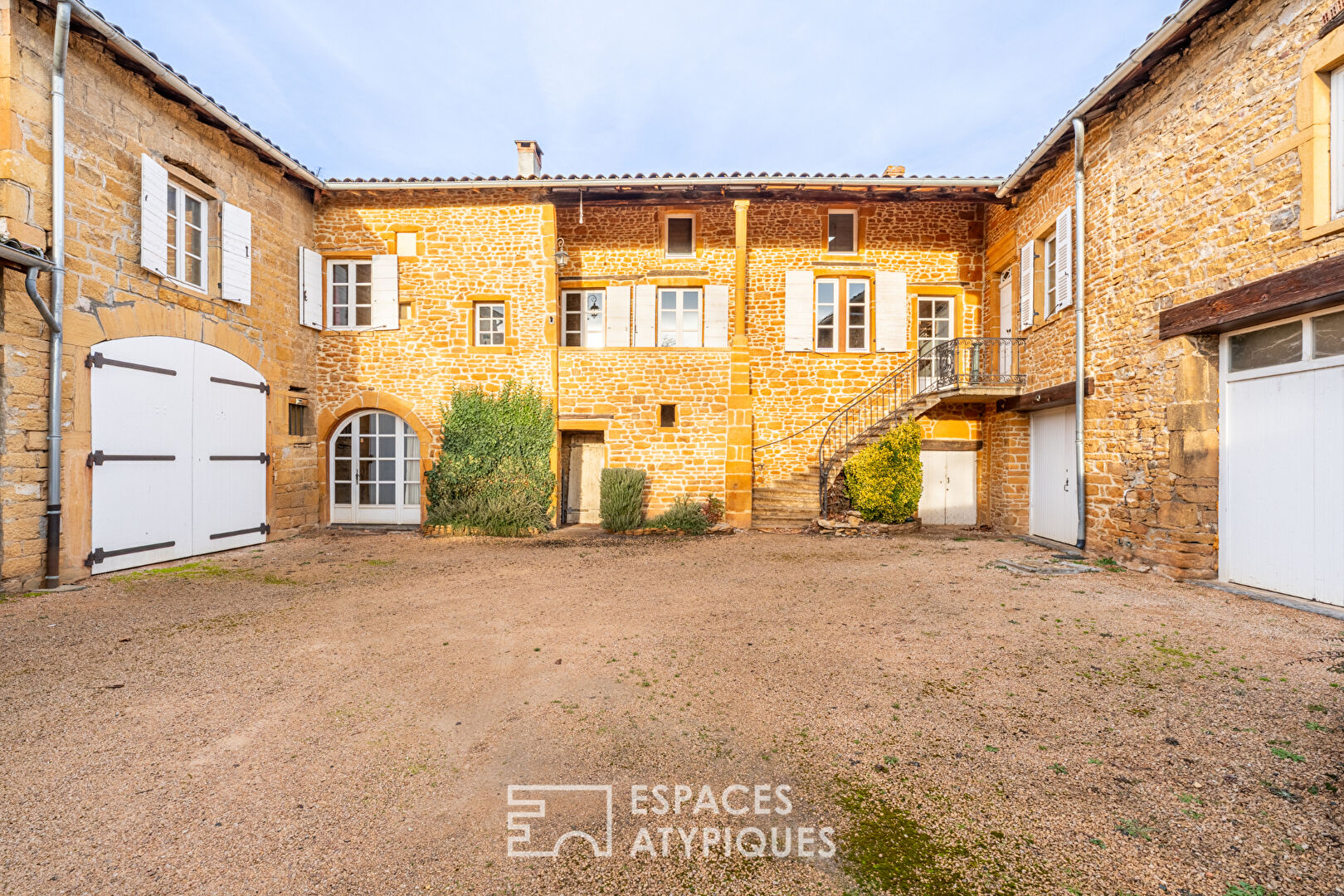 Maison de ville avec dépendances et cour intérieure