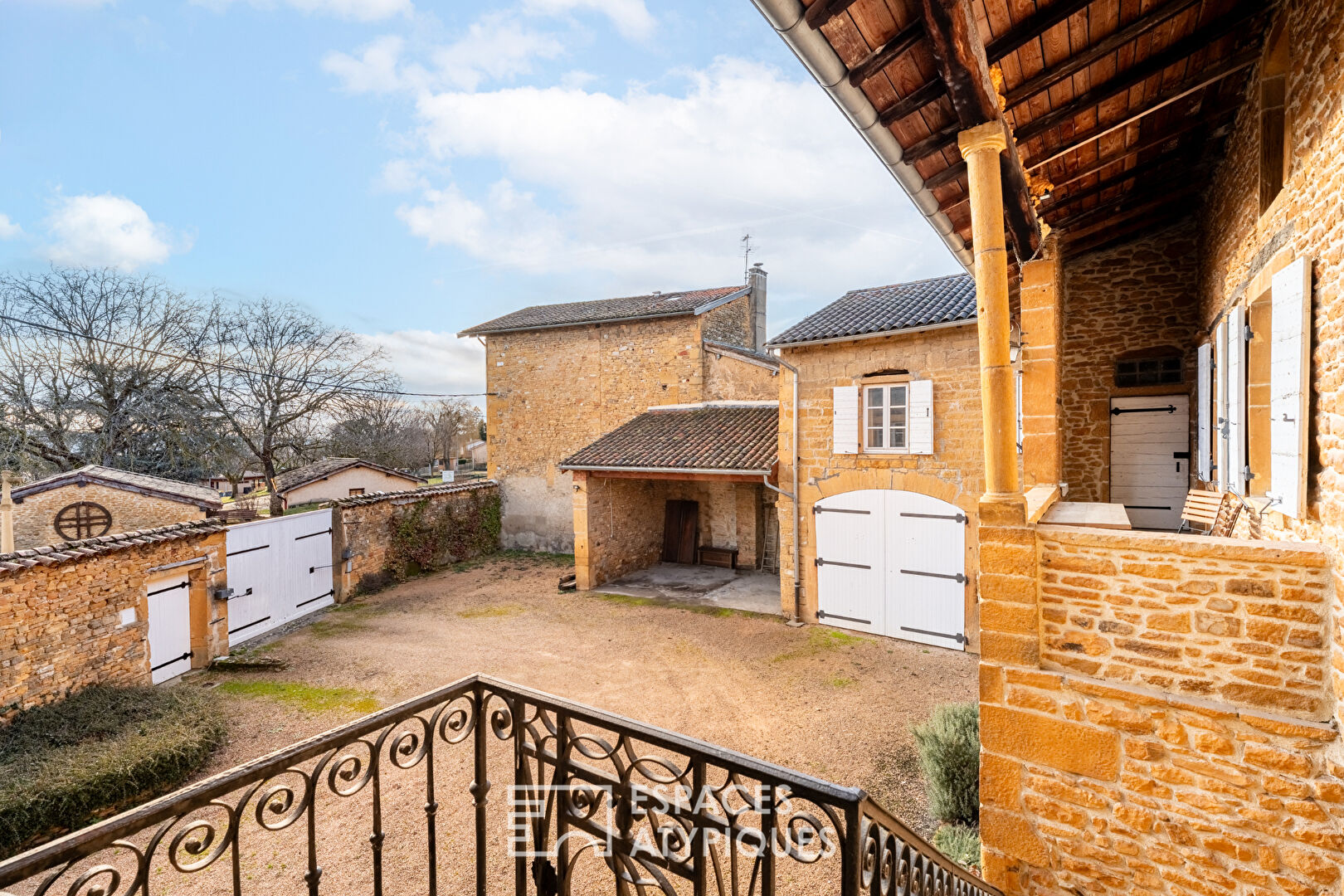 Maison de ville avec dépendances et cour intérieure