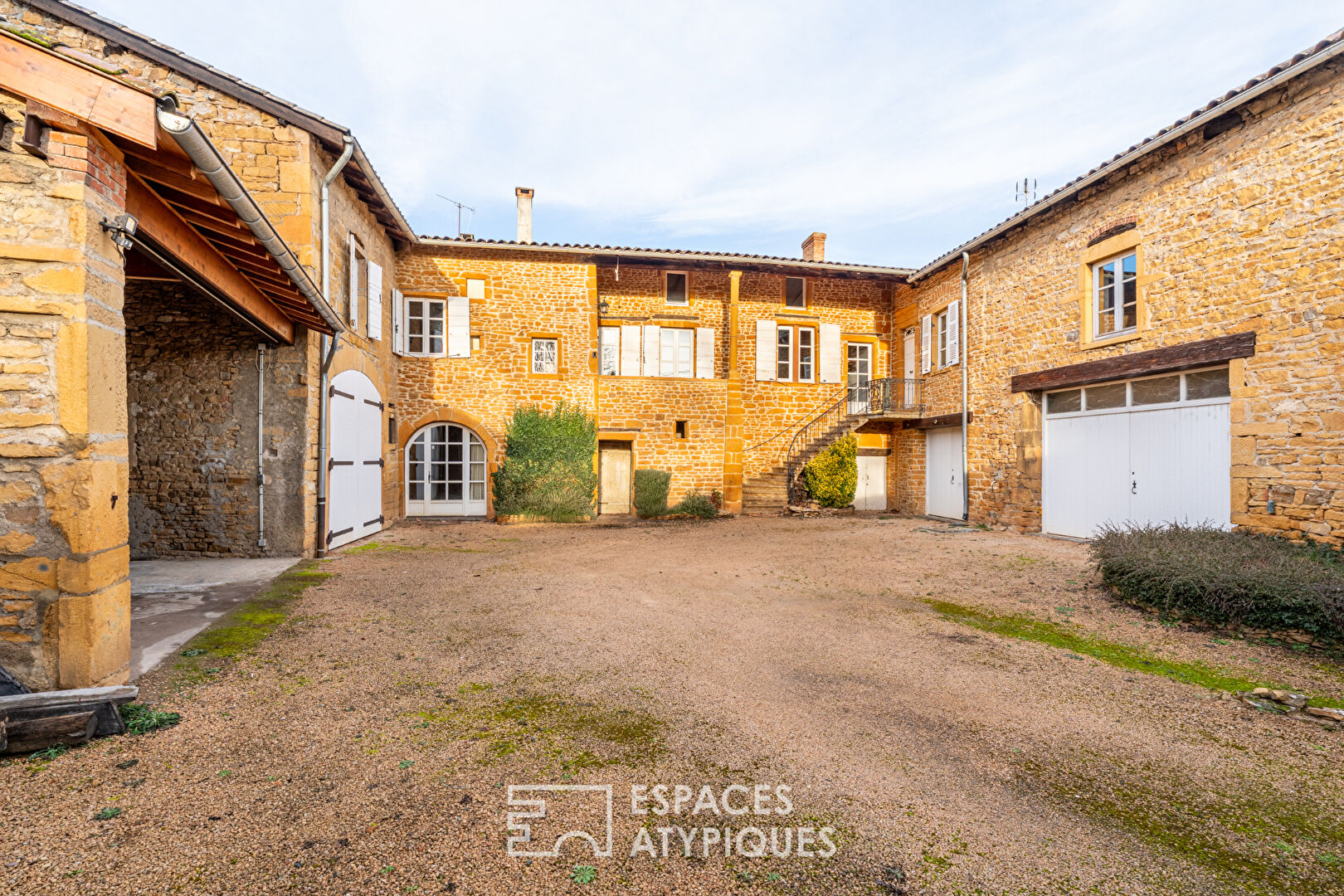 Maison de ville avec dépendances et cour intérieure