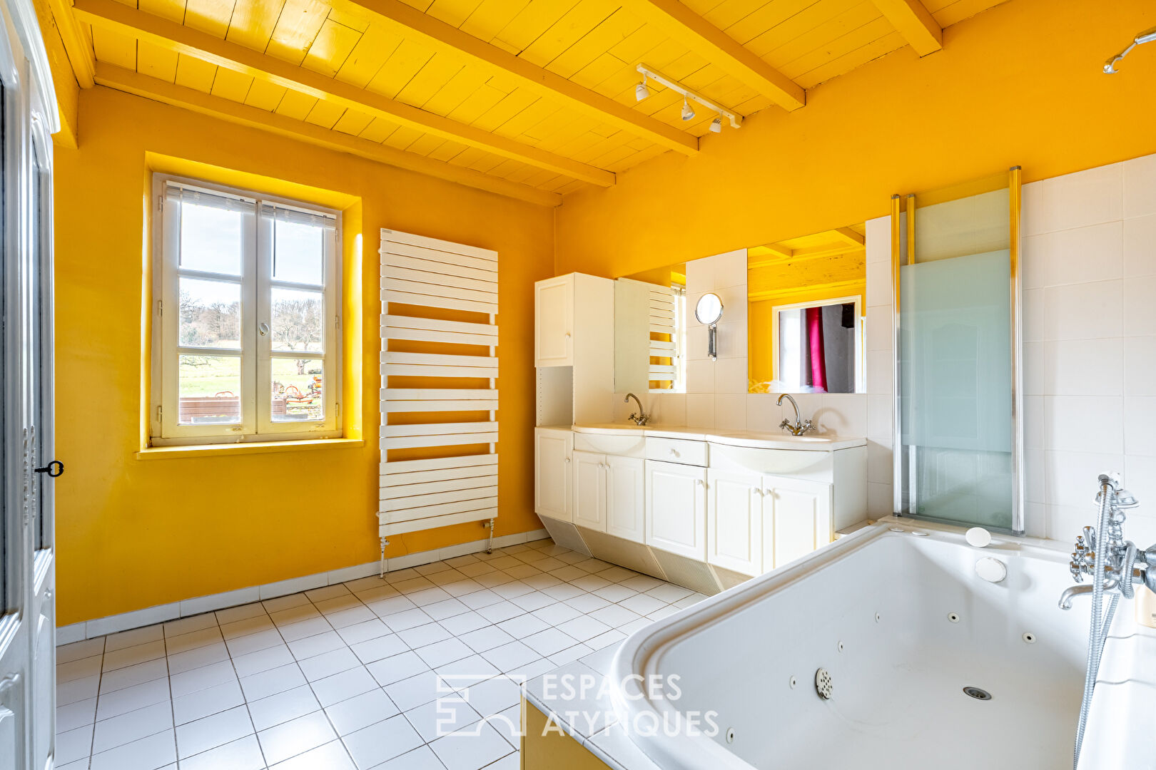 Maison de ville avec dépendances et cour intérieure