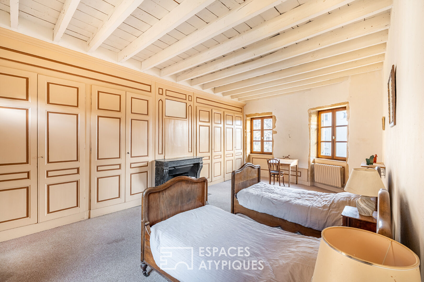 Maison de ville avec dépendances et cour intérieure