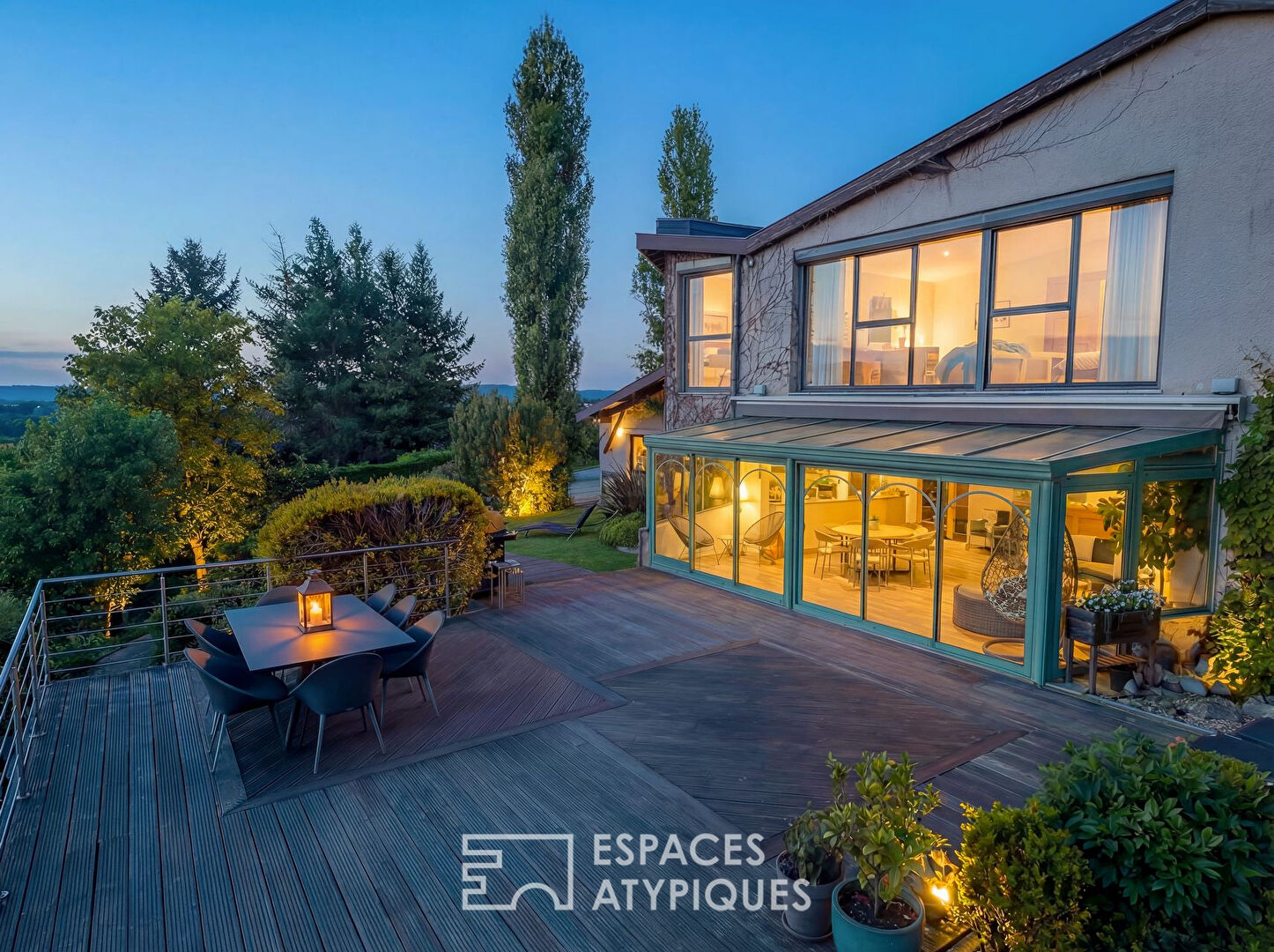 Villa d&rsquo;architecte avec vue panoramique sur la Saône, le Beaujolais et les Monts du Lyonnais