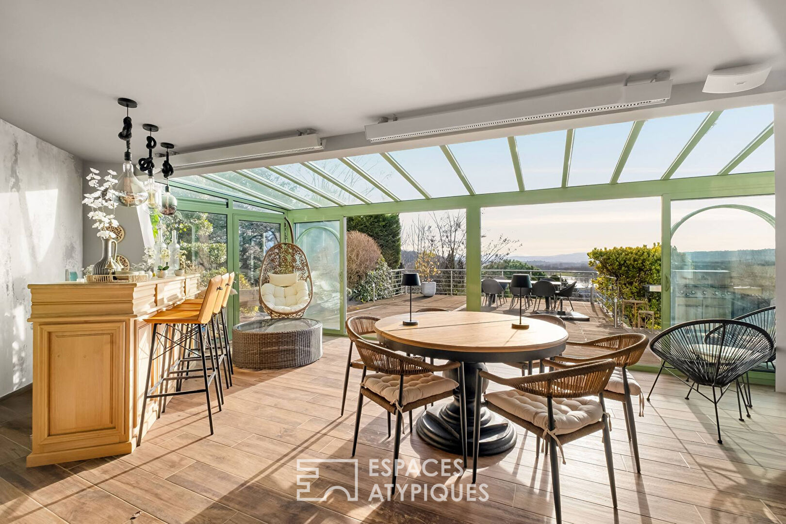 Villa d&rsquo;architecte avec vue panoramique sur la Saône, le Beaujolais et les Monts du Lyonnais