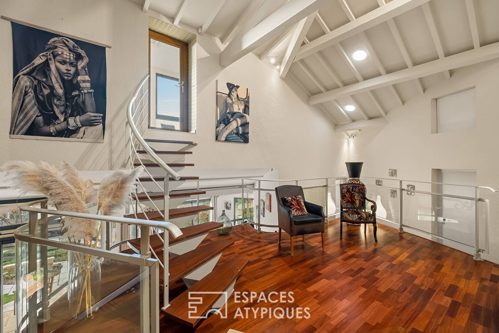 Villa d&rsquo;architecte avec vue panoramique sur la Saône, le Beaujolais et les Monts du Lyonnais