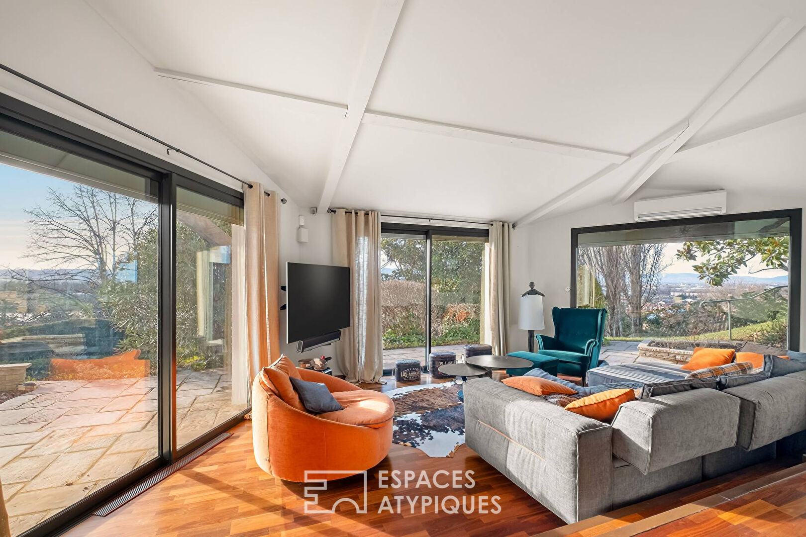 Villa d&rsquo;architecte avec vue panoramique sur la Saône, le Beaujolais et les Monts du Lyonnais