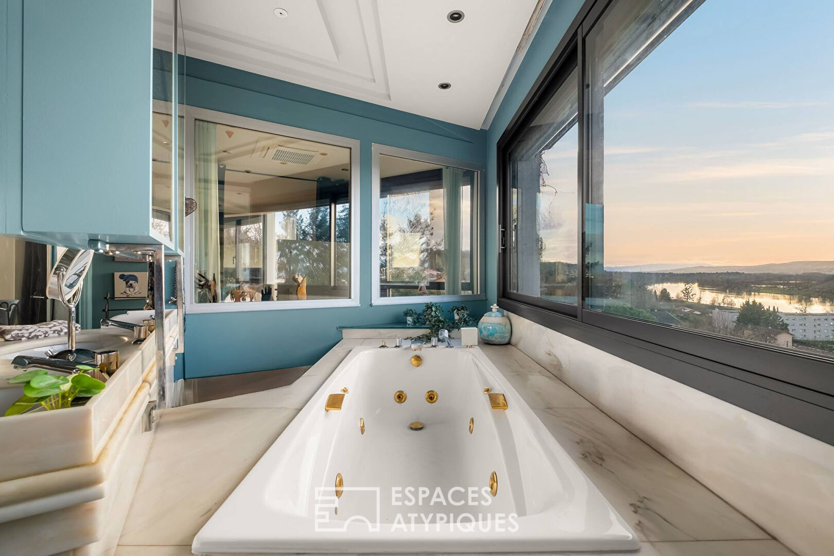 Villa d&rsquo;architecte avec vue panoramique sur la Saône, le Beaujolais et les Monts du Lyonnais