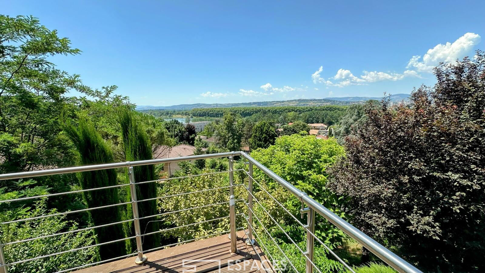 Villa d&rsquo;architecte avec vue panoramique sur la Saône, le Beaujolais et les Monts du Lyonnais