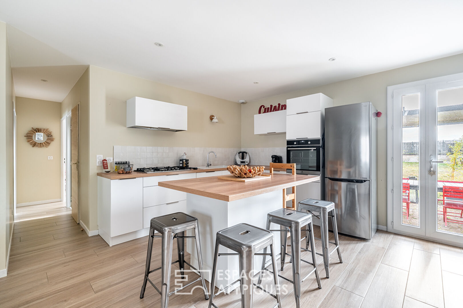 Maison de plain-pied rénovée avec jardin à deux pas du centre village de St Georges de Reneins