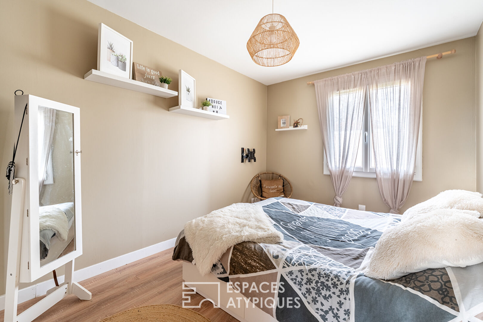 Maison de plain-pied rénovée avec jardin à deux pas du centre village de St Georges de Reneins